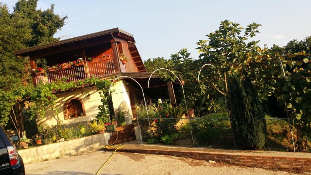 una casa con balcone con piante di Lo chalet sui NEBRODI a CastellʼUmberto