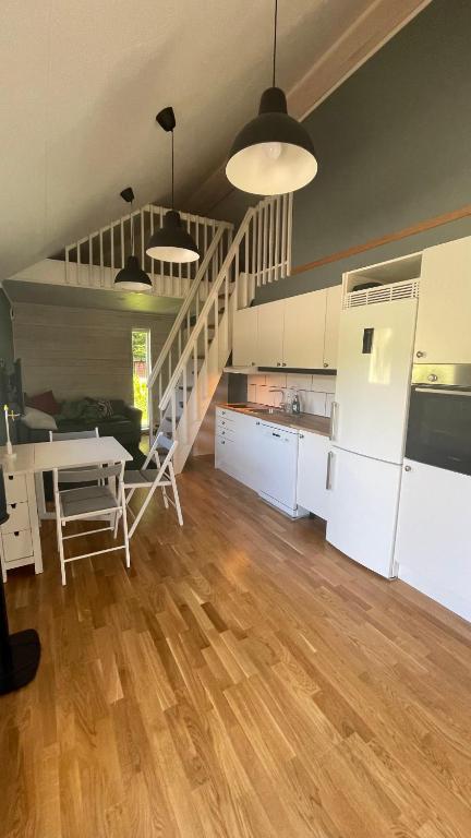 Kuchyň nebo kuchyňský kout v ubytování Floda, Minihus på 62m2 för plats för 4 vuxna och 2 barn