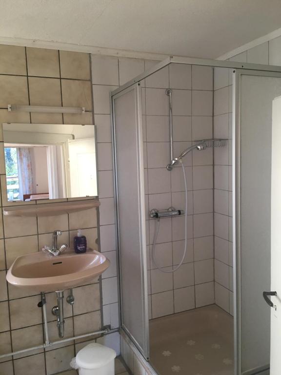 A bathroom at Gasthof Feische
