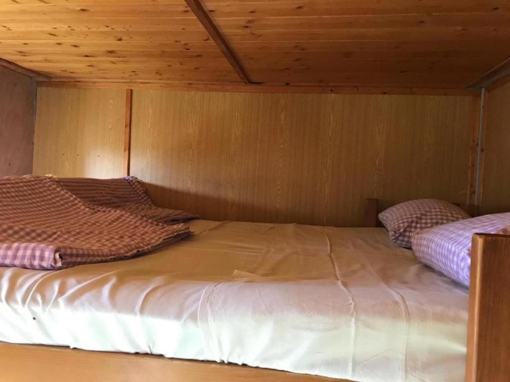 Postel nebo postele na pokoji v ubytování Retro chatky u pláže