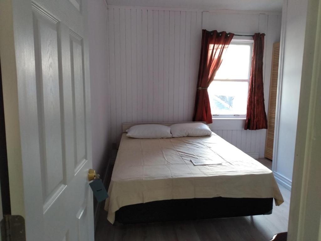 Postel nebo postele na pokoji v ubytování Healing Touch Holistic Living Space