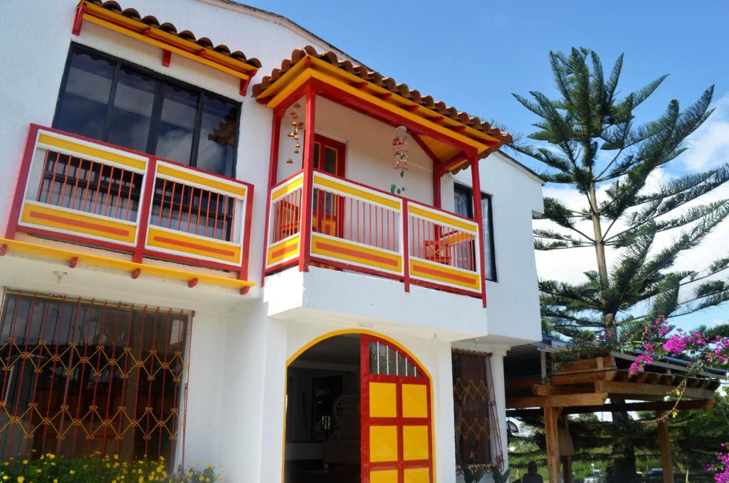 una casa con un adorno rojo y amarillo en Aromarte Finca Hotel, en Filandia