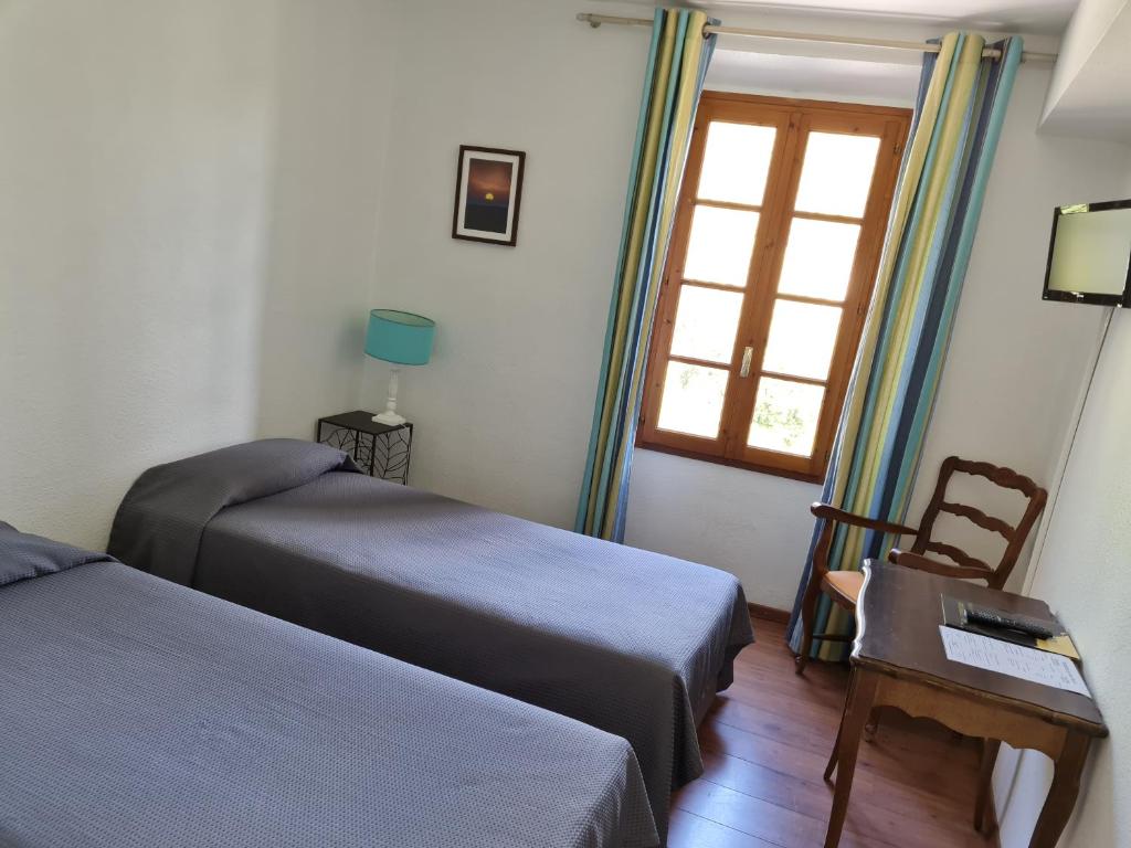 Postel nebo postele na pokoji v ubytování Hostellerie du Vieux Moulin