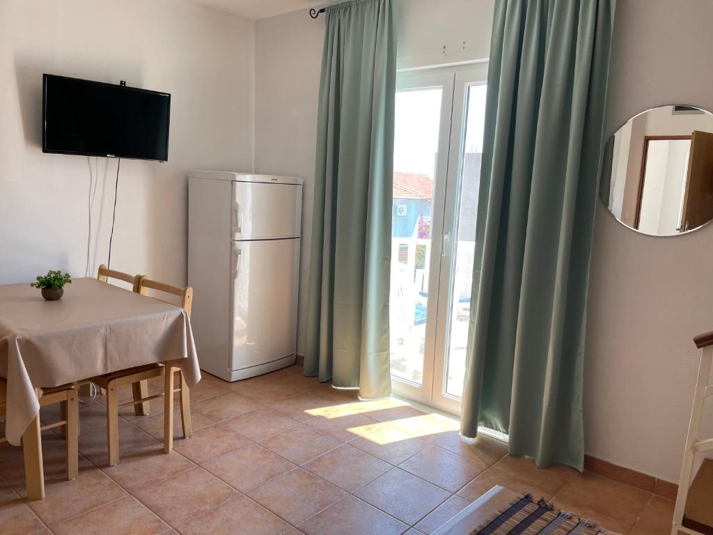 Televízia a/alebo spoločenská miestnosť v ubytovaní Melita Apartements