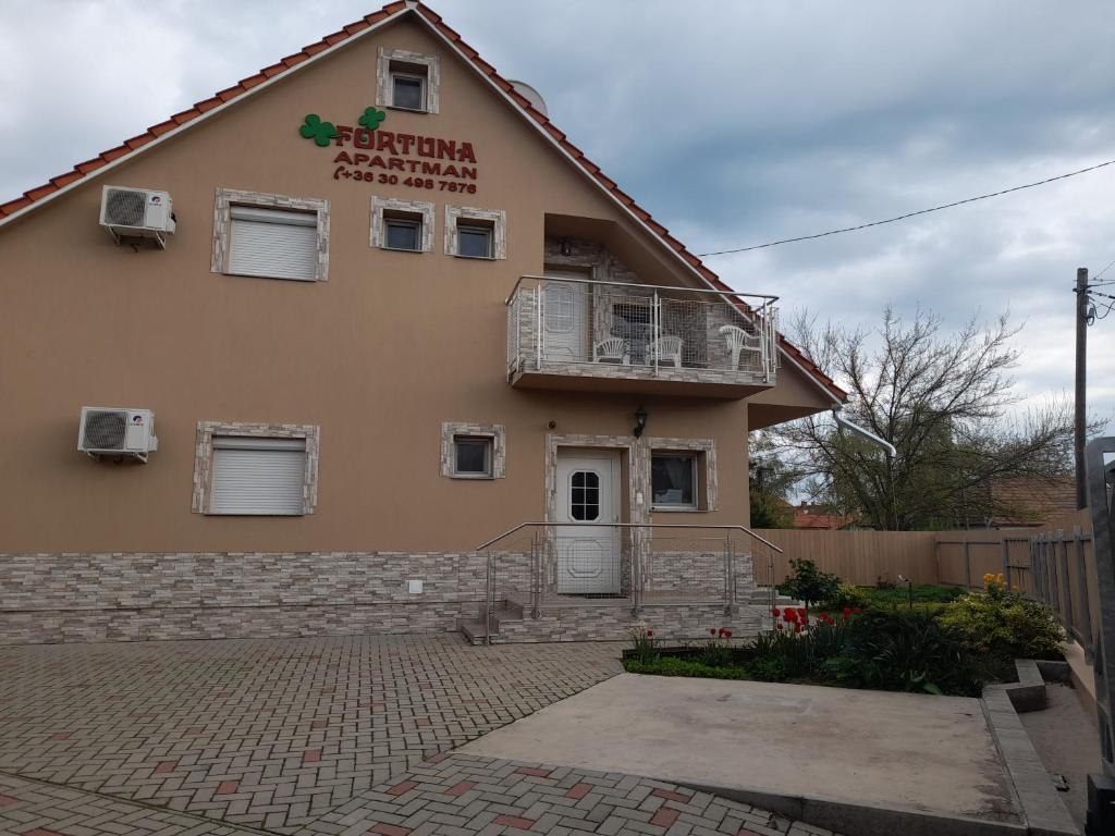 un edificio con balcone sul lato di Fortuna Apartman a Gyula