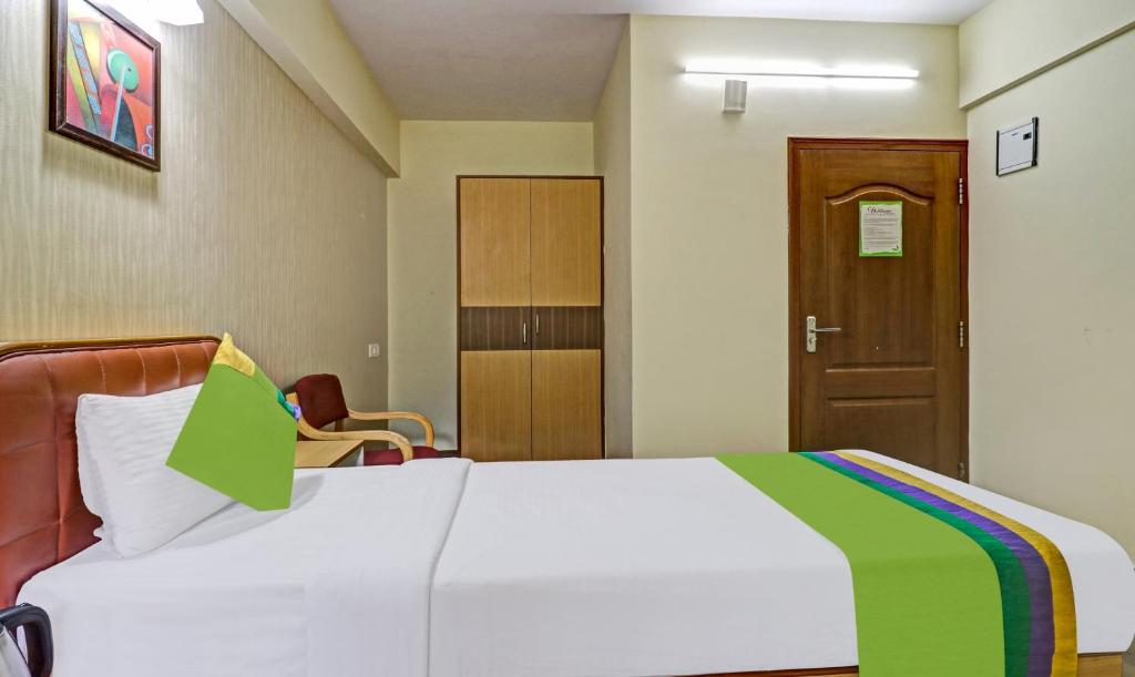 Postel nebo postele na pokoji v ubytování Treebo Akshaya Mayflower Vijaya Bank Layout