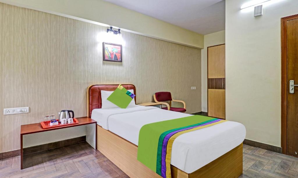 Postel nebo postele na pokoji v ubytování Treebo Akshaya Mayflower Vijaya Bank Layout