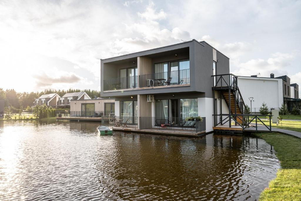 Výhled na řeku, která protéká v blízkosti apartmánu