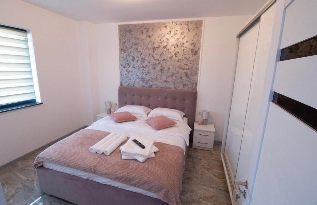 um quarto com uma cama com duas toalhas em Apartament Paradis Eforie nord em Agigea