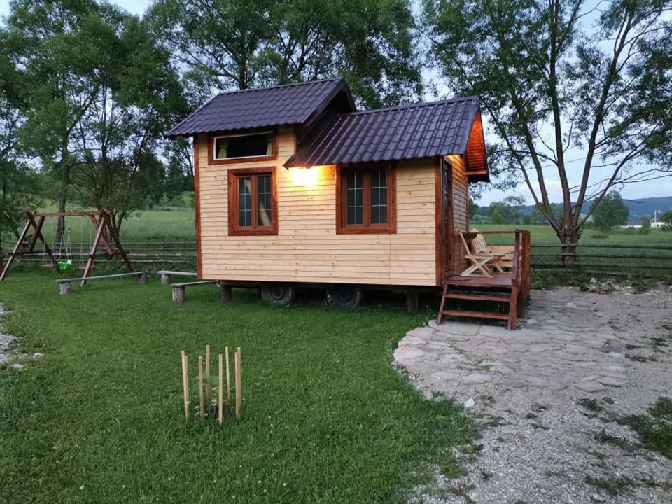 a small house with a solar roof on a yard at Cazare la Vama Buzăului - Căsuța Festung in Crivina