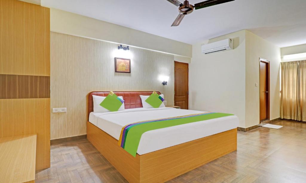 ein Schlafzimmer mit einem großen Bett in einem Zimmer in der Unterkunft Treebo Trend Akshaya Mayflower Vijaya Bank Layout in Bangalore