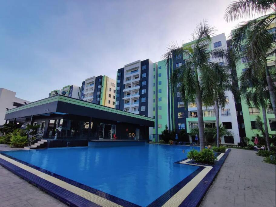 a large swimming pool in front of a building at KH Water Park Manhattan Condo Ipoh Homestay in Kampong Pinji