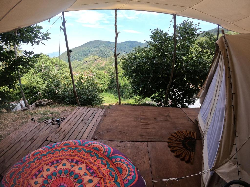 Nespecifikovaný výhled na hory nebo výhled na hory při pohledu z luxury tent