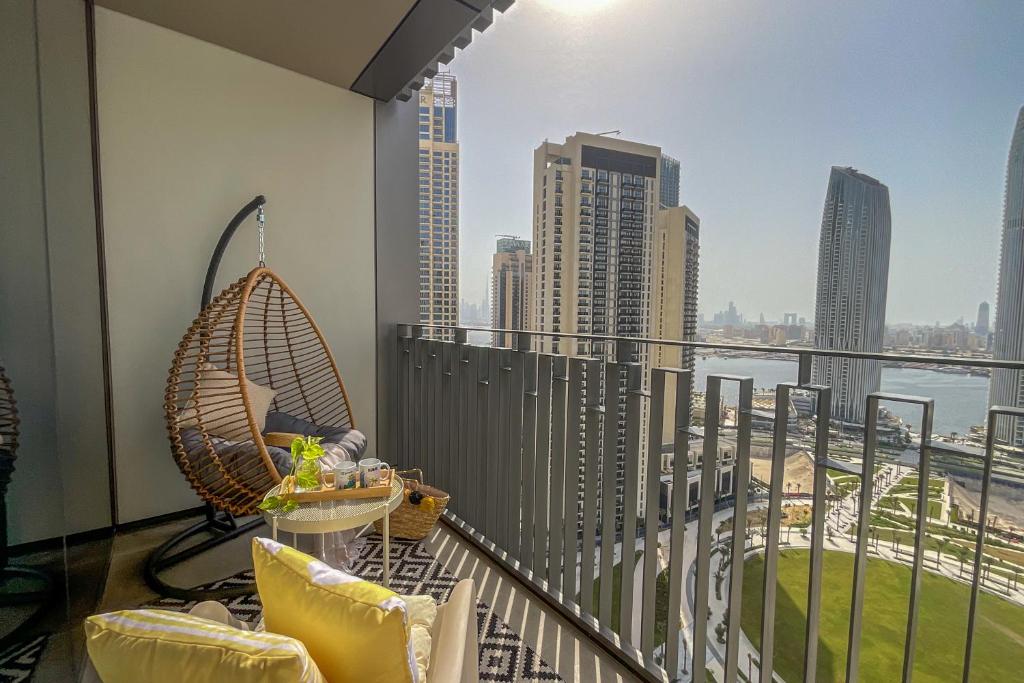 Rõdu või terrass majutusasutuses HiGuests - Luxe Apartment With Panoramic Views on Dubai Creek