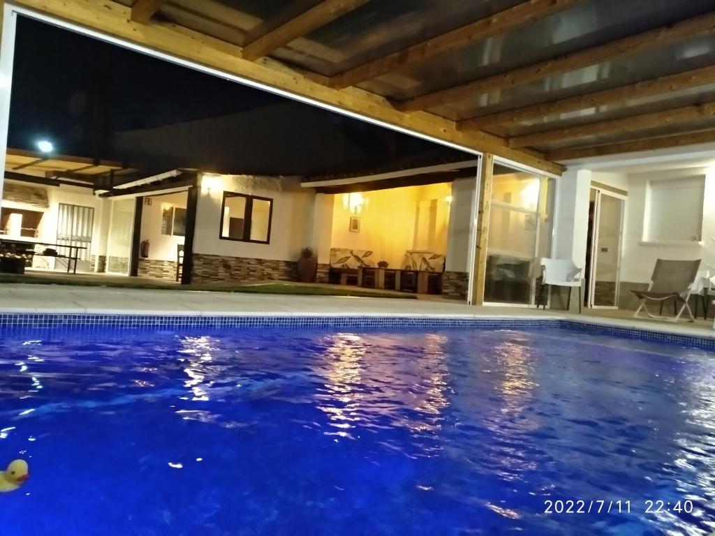 una gran piscina en una casa en Casa rural la Zarza, 