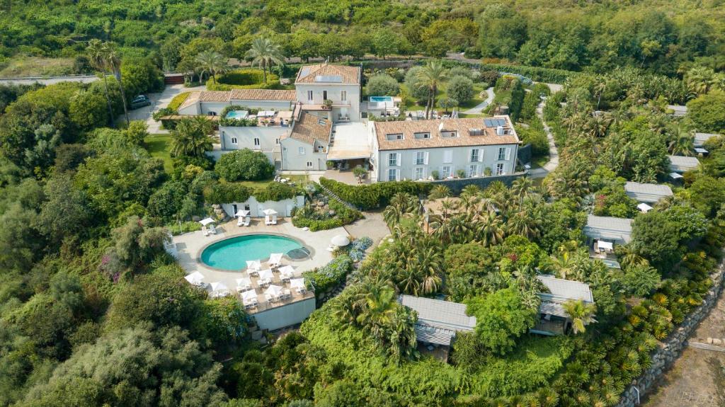 vista aerea su un palazzo con piscina di Donna Carmela Resort & Lodges a Riposto