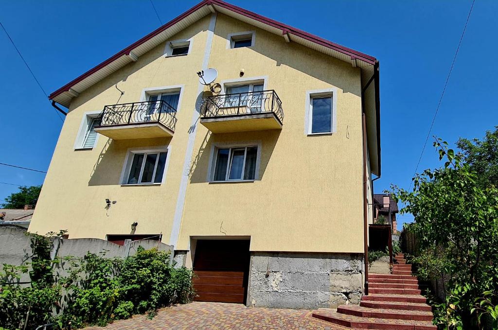 Rainbow Villa parking - Housity