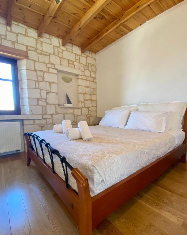 Postel nebo postele na pokoji v ubytování Stonehouse villas with breathtaking view