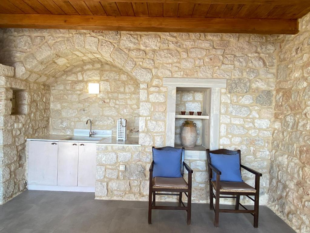 Kuchyň nebo kuchyňský kout v ubytování Stonehouse villas with breathtaking view