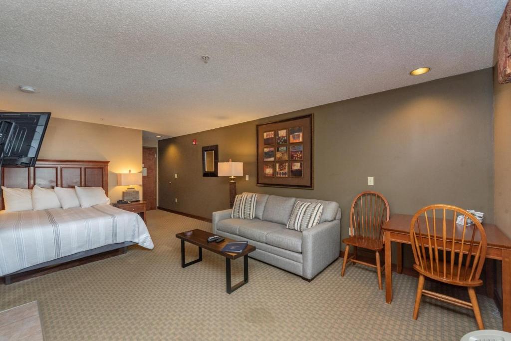 ein Hotelzimmer mit einem Bett, einem Sofa und einem Tisch in der Unterkunft A118 Studio Standard View in Oakland