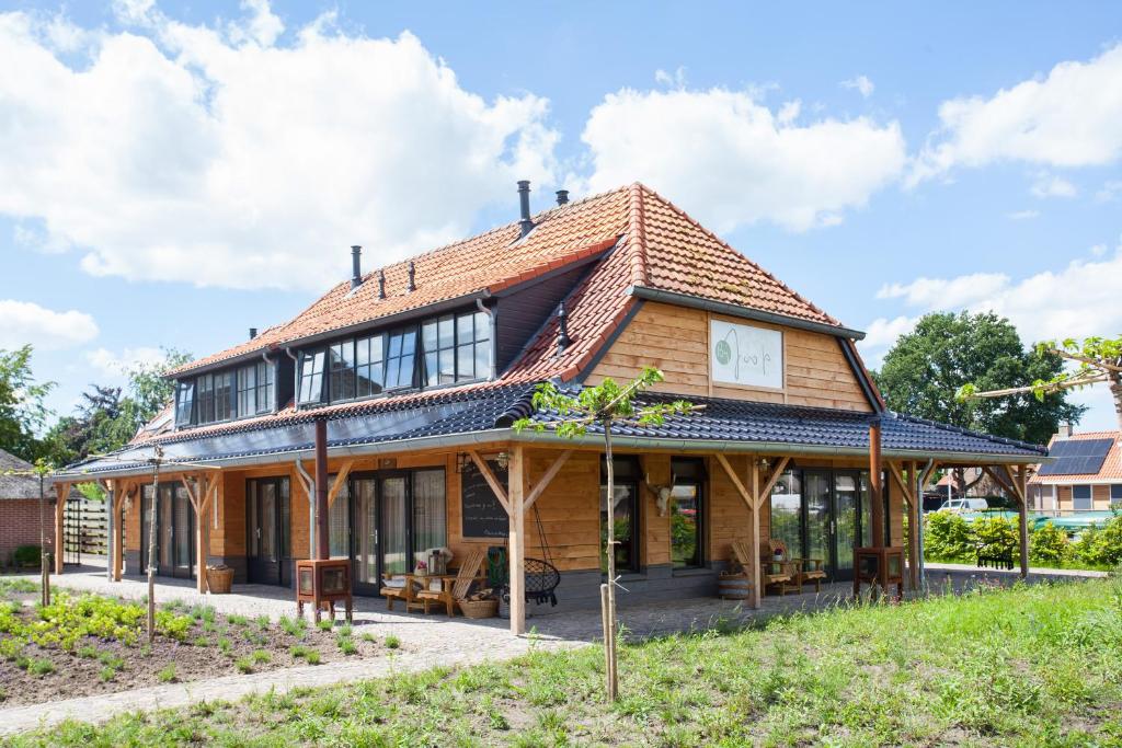 une image d'une maison avec toit dans l'établissement BijJoop, à Kalenberg