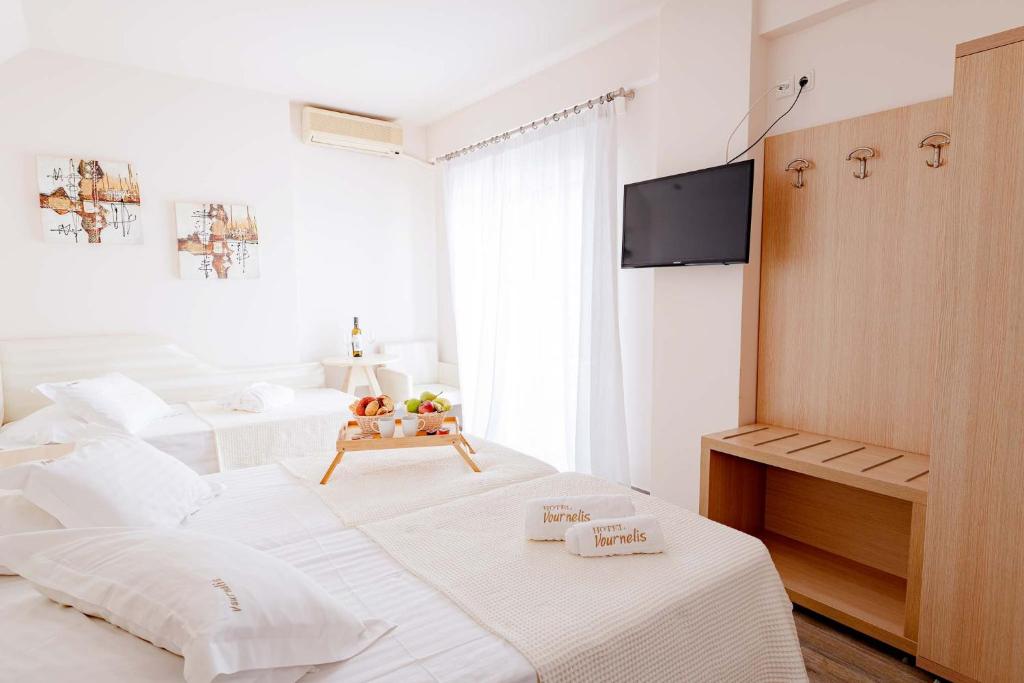 Postel nebo postele na pokoji v ubytování Vournelis Beach Hotel and Spa