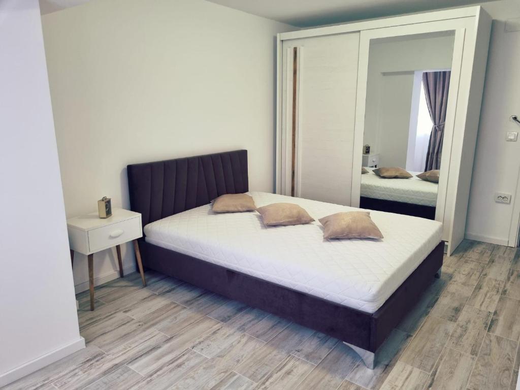 sypialnia z łóżkiem i dużym lustrem w obiekcie Luxurious apartment with 3 rooms and 2 bathrooms in Corabia w mieście Corabia