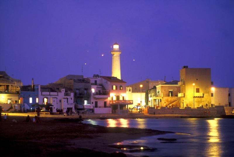 サンタ・クローチェ・カメリーナにあるCapo Scalambriの夜の灯台