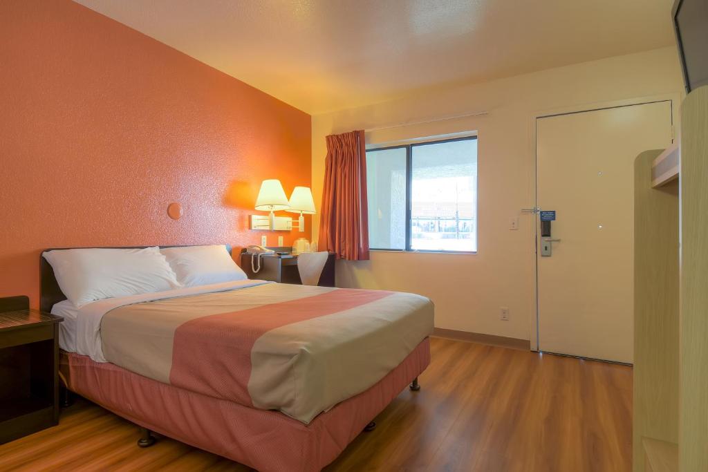 Postel nebo postele na pokoji v ubytování Motel 6-Palm Springs, CA - Downtown