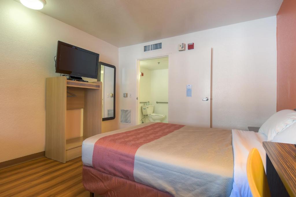 Postel nebo postele na pokoji v ubytování Motel 6-Palm Springs, CA - Downtown