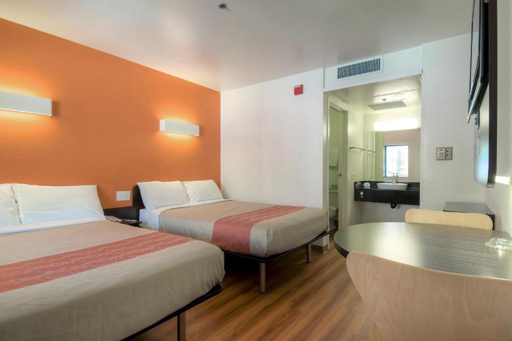 Postel nebo postele na pokoji v ubytování Motel 6-Palm Springs, CA - Downtown