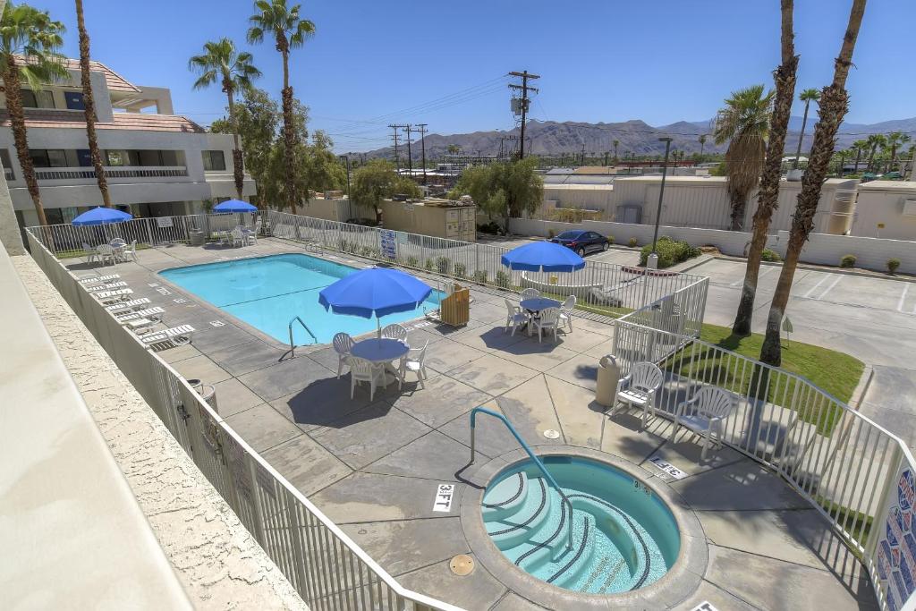 Bazén v ubytování Motel 6-Palm Springs, CA - Downtown nebo v jeho okolí