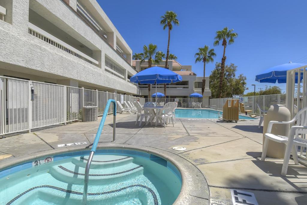 Bazén v ubytování Motel 6-Palm Springs, CA - Downtown nebo v jeho okolí