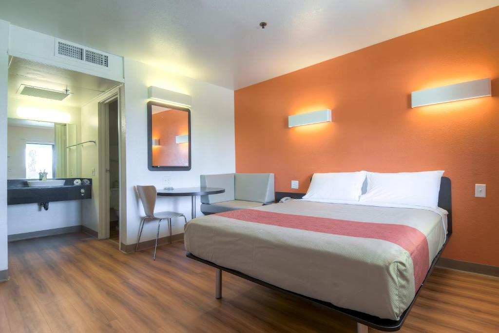 Postel nebo postele na pokoji v ubytování Motel 6-Palm Springs, CA - Downtown