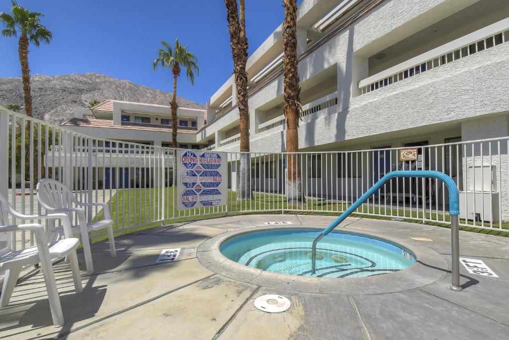 Bazén v ubytování Motel 6-Palm Springs, CA - Downtown nebo v jeho okolí
