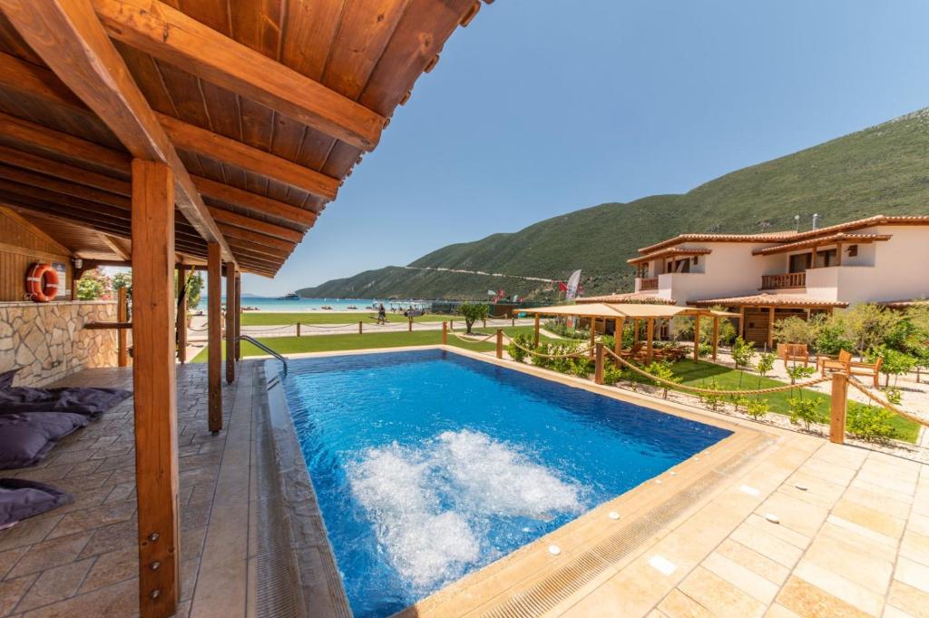 uma imagem de uma piscina numa villa em Seaside resort Vasiliki em Vasiliki