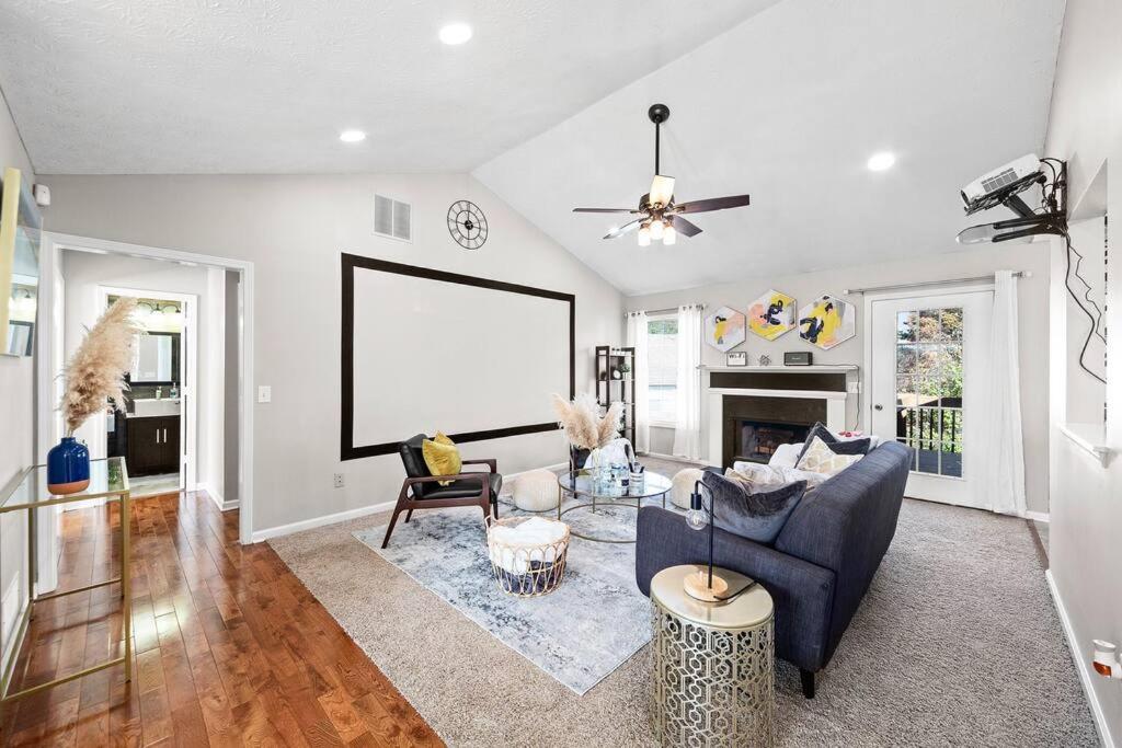 Χώρος καθιστικού στο NEW Modern Home Theatre