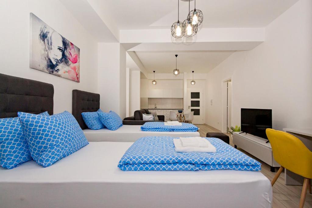 1 dormitorio con 2 camas y sala de estar en Villa Torres en Ohrid