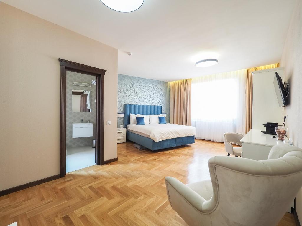 Boutique Central - Deluxe King Room