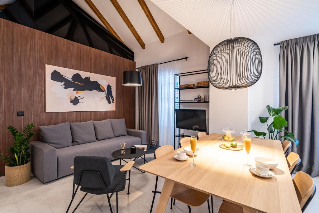 Kuchyň nebo kuchyňský kout v ubytování Agape Suite Old Town-Luxury Two Bedroom Apartment