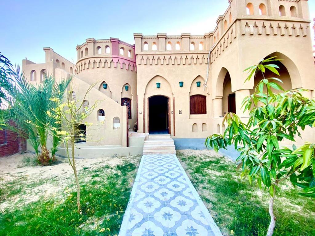 budynek z drogą przed nim w obiekcie Gold's Villa w mieście Luksor