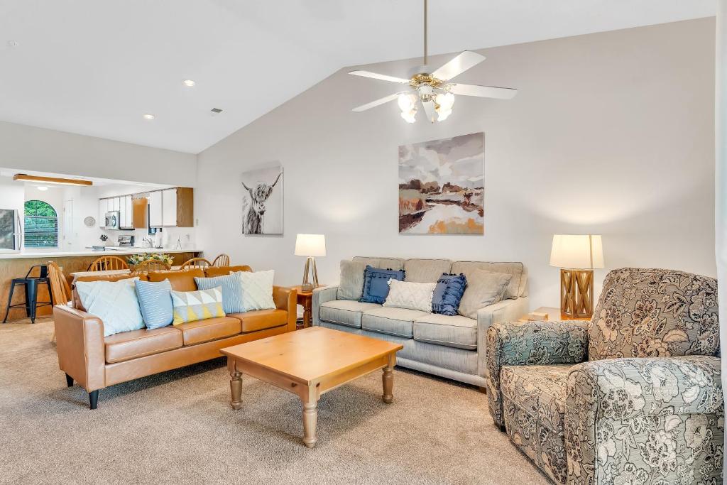 uma sala de estar com dois sofás e uma mesa em Suite Spot at the Foothills condo em Branson