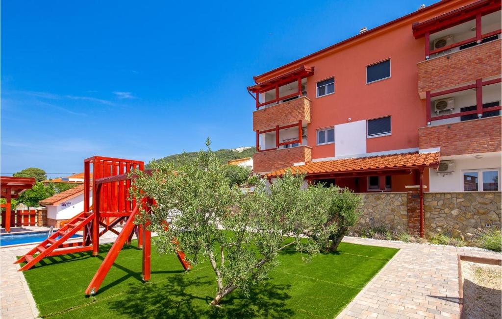 Bazén v ubytovaní Awesome Apartment In Banjol With Wifi alebo v jeho blízkosti