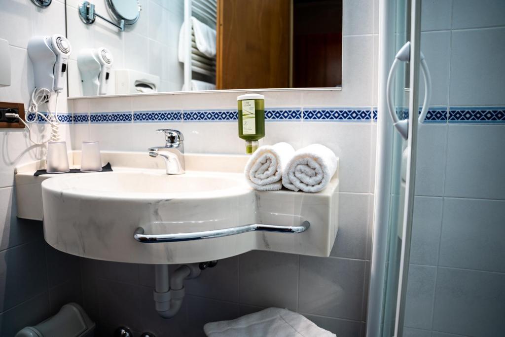 A bathroom at PanoramaHotel Penegal