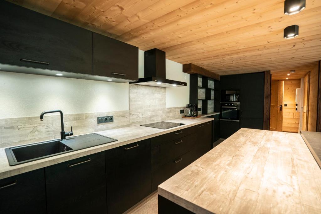 Kuchyň nebo kuchyňský kout v ubytování CHALET LES CERFS