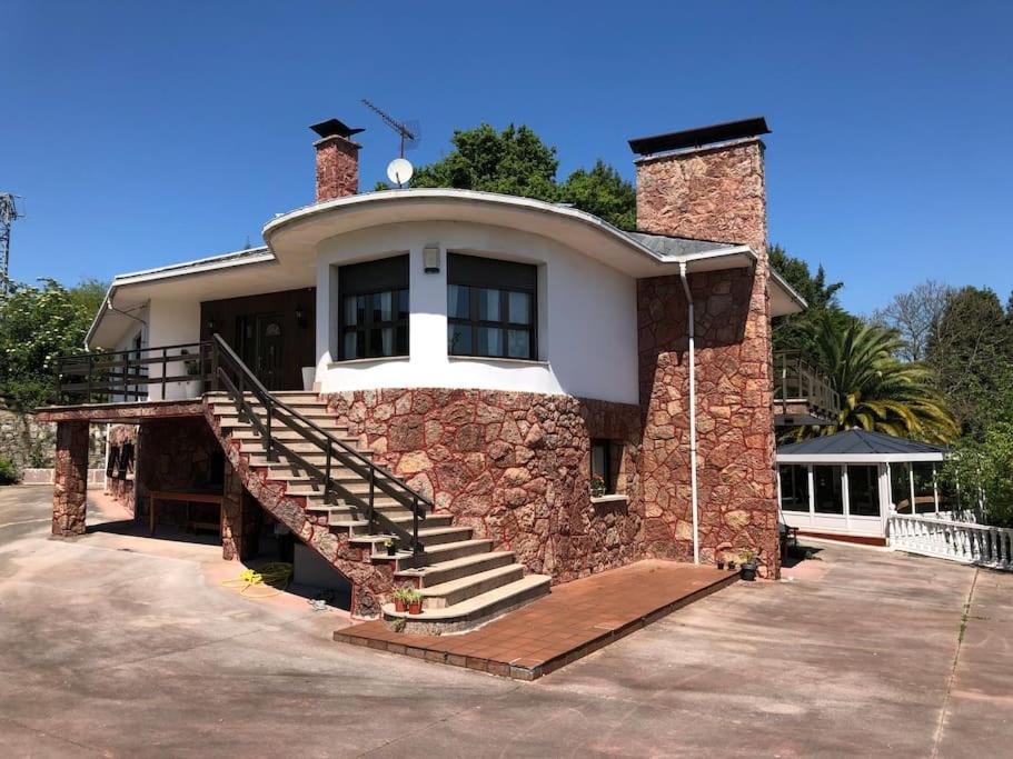 ein großes Backsteingebäude mit einer Treppe drauf in der Unterkunft La Casona de la Carbayeda in Oviedo