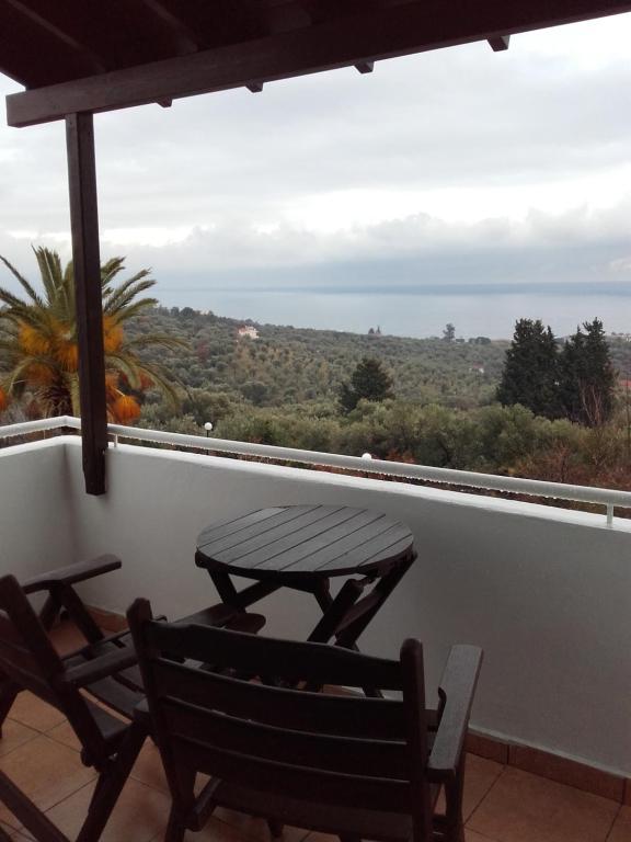een tafel en stoelen op een balkon met uitzicht bij Ολοκληρο διαμερισμα με απεριοριστη θεα in Mytilini