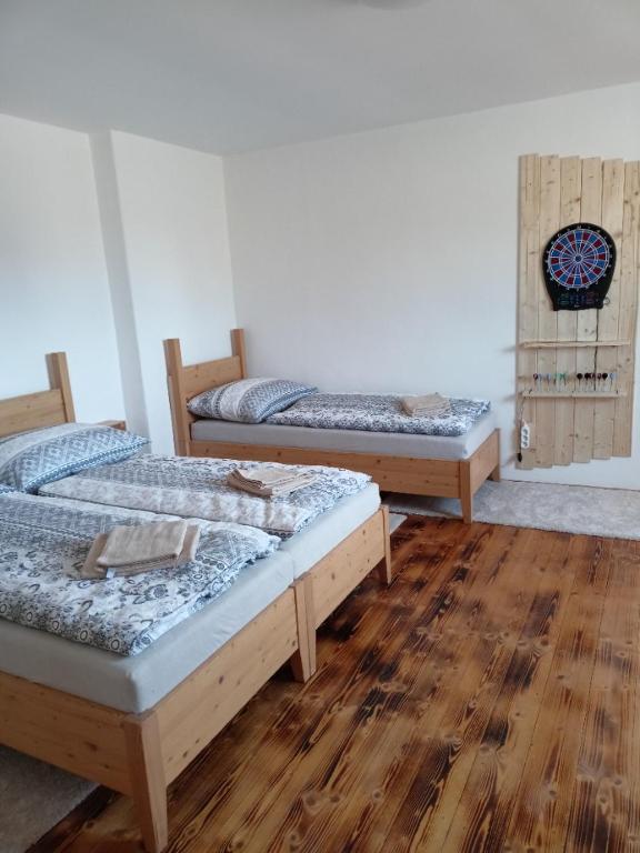 Postel nebo postele na pokoji v ubytování Chalupa pod Volarským rondelem