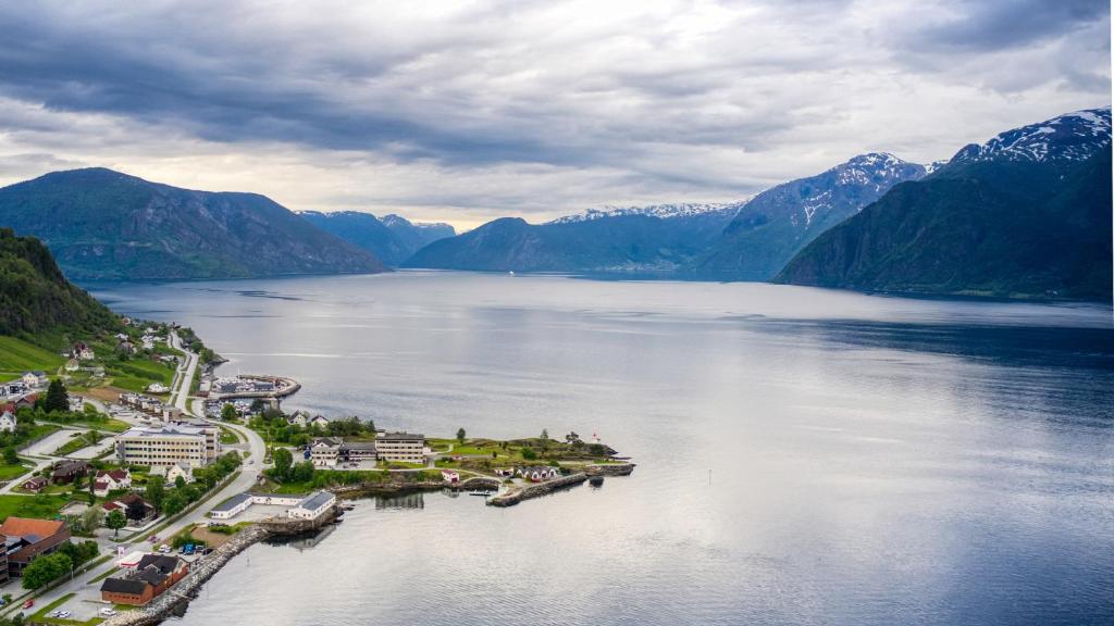 una vista aérea de una gran masa de agua con montañas en Sognefjord Hotel, en Hermansverk