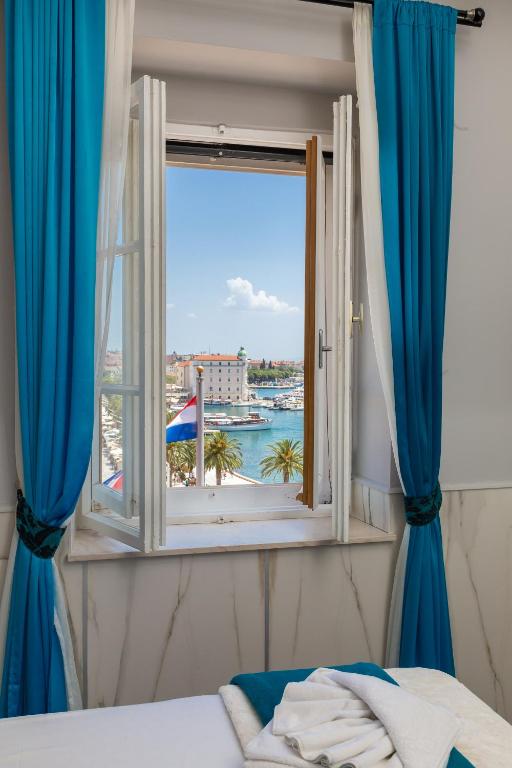 Posteľ alebo postele v izbe v ubytovaní Bajamonti apartment with amazing Split city view